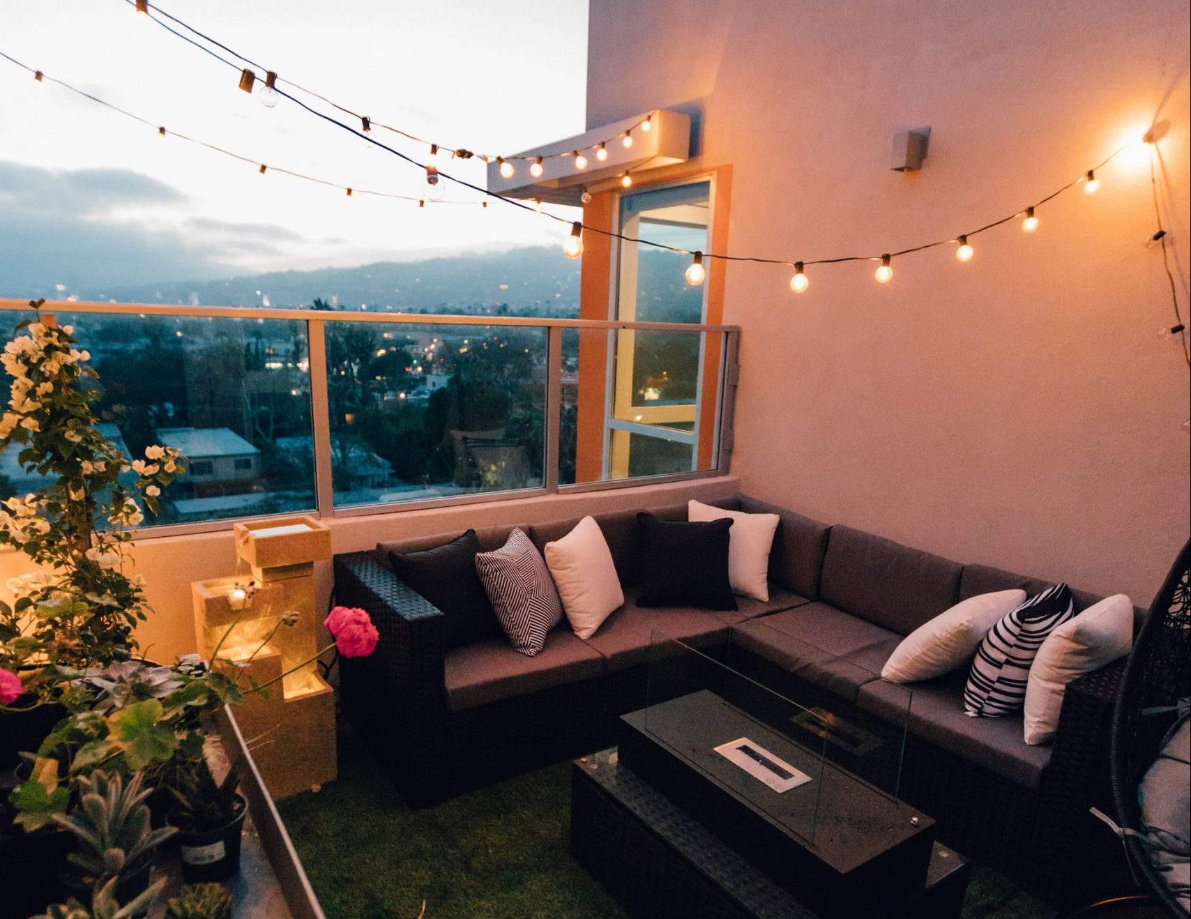 Oświetlenie na mały balkon – jakie wybrać?