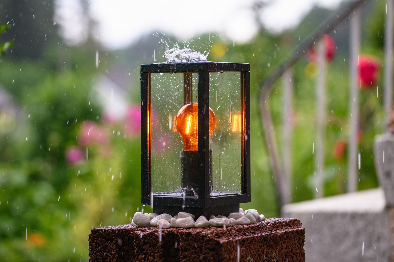 Lampy na balkon, taras i do ogrodu – czym powinny się charakteryzować?