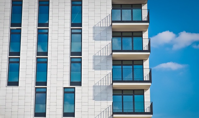 Montaż okien w budynkach wielopiętrowych: Wyjątkowe wyzwania i rozwiązania